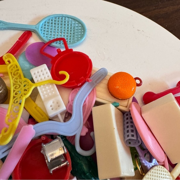 Vintage Bundle of Barbie accessories hangers record player records headphones - Picture 4 of 6